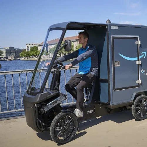 Amazon driver rides eCargo Bike in Berlin
