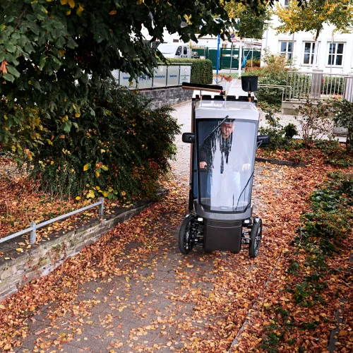 eCargobike travels through narrow autumnal streets without any problems.